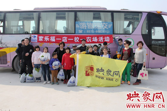 “播種希望 收獲成長”農(nóng)場播種體驗(yàn)活動參與人員合影 “播種希望 收獲成長”農(nóng)場播種體驗(yàn)活動參與人員合影
