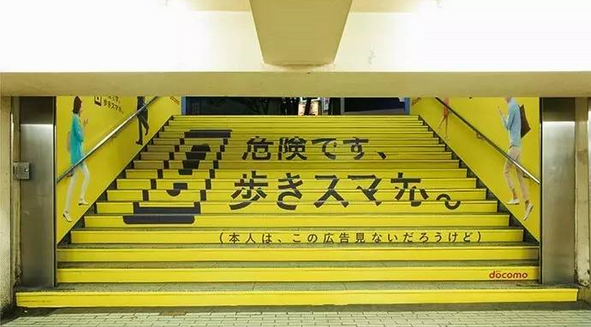 這個系列廣告有多組樣式，發(fā)揮一手吐槽功夫。