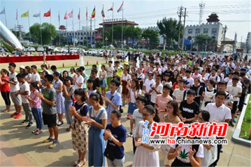 此次儀式中，雙匯集團(tuán)漯河總部共有210名員成為第一批“金秋獎(jiǎng)學(xué)”的獲得者。