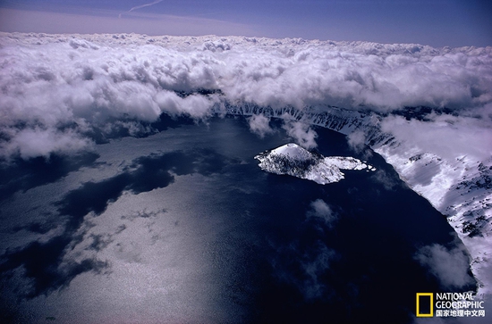 火山口湖國(guó)家公園，俄勒岡州攝影：Sam Abell，國(guó)家地理創(chuàng)意版