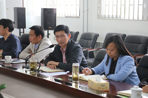 校長(zhǎng)董震發(fā)言