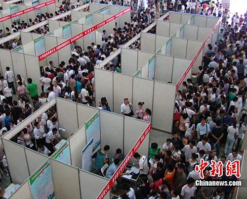 圖為招聘會現(xiàn)場人山人海的求職者。中新社發(fā) 付美斌 攝