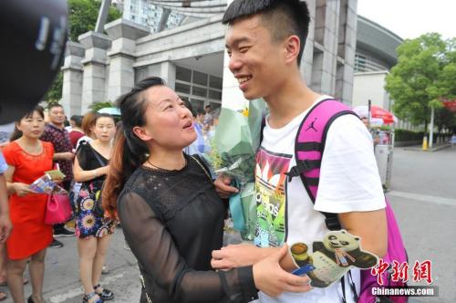 資料圖：家長(zhǎng)給考生送上鮮花。王康明 攝