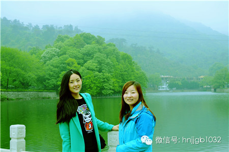奧斯卡汽車影城的美女和這個(gè)風(fēng)景融入的真好啊，有木有？！