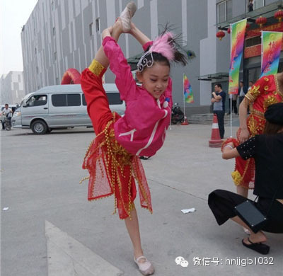 先練練功，為一會(huì)兒的演出做準(zhǔn)備