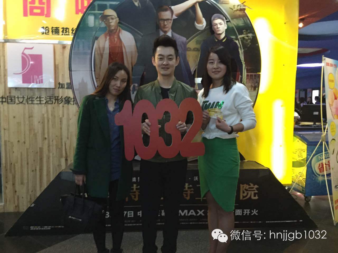 傳說中的Johnny終于現(xiàn)身啦！還是美女魅力大哦。帥哥美女好養(yǎng)眼，小編忍不住要多看幾眼呢。