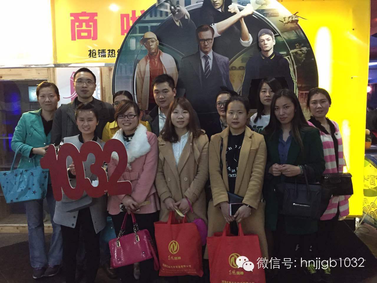 來個合影，1032的聽眾棒棒噠，個個都準(zhǔn)時到達(dá)了集合地點。Johnny表示很欣慰?。? complete=