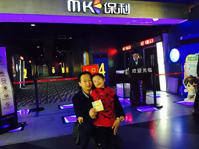 再來(lái)看兩個(gè)萌娃，表情都好有戲！