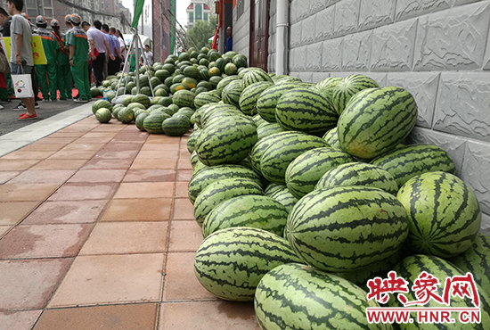 經(jīng)濟(jì)廣播工作人員和愛心企業(yè)給正在忙碌的環(huán)衛(wèi)工人、交警等送去一萬六千多斤西瓜和近百提礦泉水。