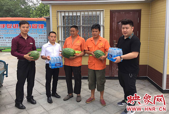 經(jīng)濟(jì)廣播工作人員和愛心企業(yè)給正在忙碌的環(huán)衛(wèi)工人、交警和協(xié)警等送去了一萬六千多斤西瓜和近百提礦泉水。