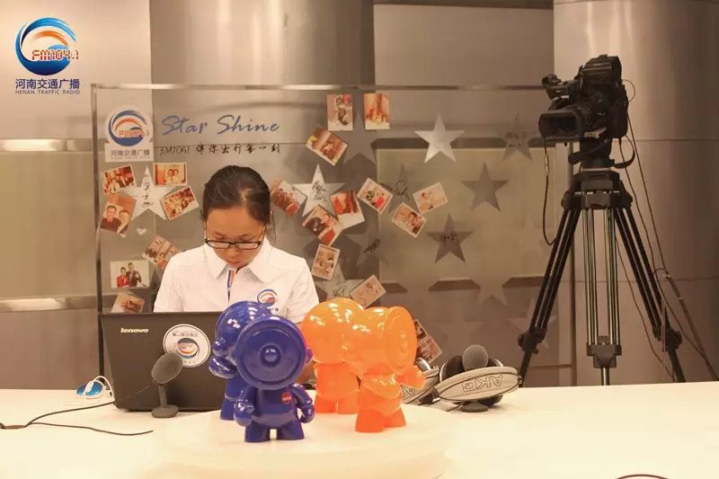 還是抽獎的姑娘比較認真！為保證抽獎的公平公正，映象網(wǎng)進行了全程視頻直播。