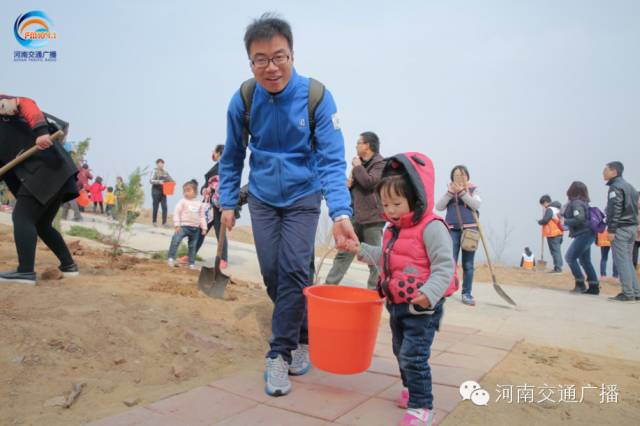 爸比爸比，你會種小樹嗎？我來教你吧~