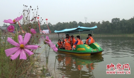 在水云間乘船游園，愜意無限