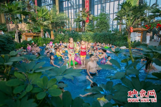 又開(kāi)始過(guò)夏天的孩子們，在溫潤(rùn)的泉水里放任天性。