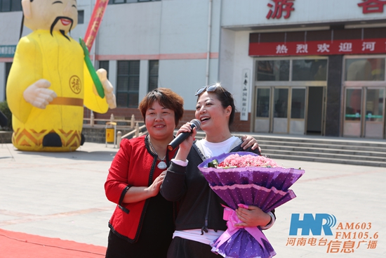 長(zhǎng)壽山景區(qū)董事長(zhǎng)、總經(jīng)理孫春花與主持人周迪