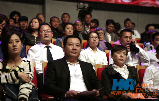 信息廣播副總監(jiān)沈劍波（中）
