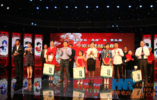 信息廣播總監(jiān)李金鋒等為晉級(jí)選手頒獎(jiǎng)