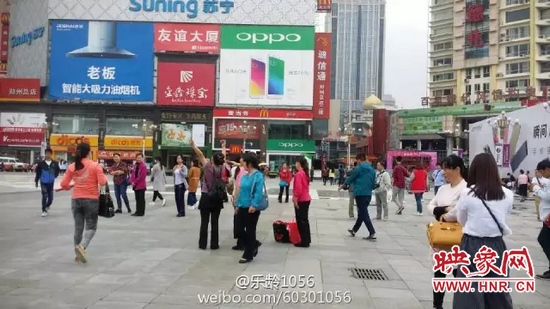 他們從四面八方匯集到二七塔下，由行走路人一下變成了一支舞蹈隊(duì)，跳起了節(jié)奏歡快、時(shí)尚動(dòng)感的舞蹈。