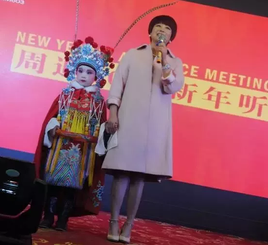 盛裝亮相的小戲迷，周迪的節(jié)目影響了一代又一代人