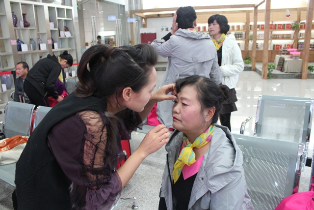 活動(dòng)開(kāi)始前，教育廣播女主播幫參與活動(dòng)演出的老人化妝