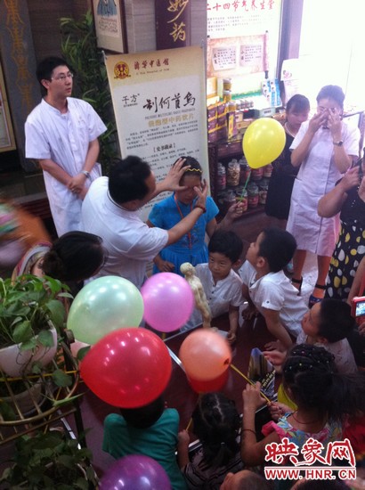 活動開始了，濟華中醫(yī)館的保健按摩專家李老師為大家講解如何有效預防青少年近視。