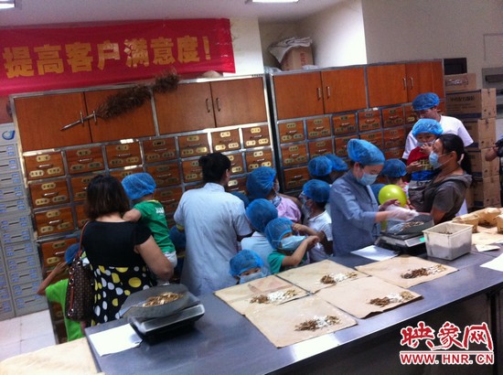 　　接下來，要進入到有中醫(yī)“博物館”之稱的中藥房去探秘啦！藥房那些小抽屜里面裝的是什么？孩子們很好奇