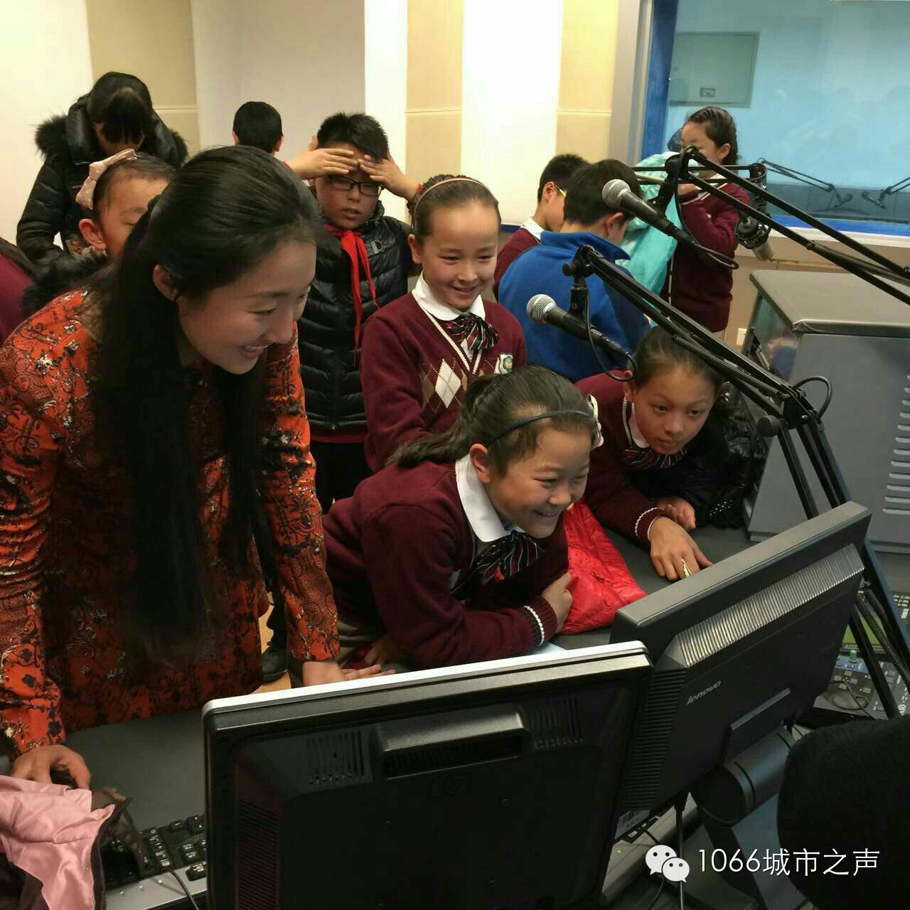 “好激動(dòng)，好激動(dòng)”！天天上學(xué)、放學(xué)都從廣播大廈經(jīng)過(guò)，今天終于進(jìn)來(lái)了！