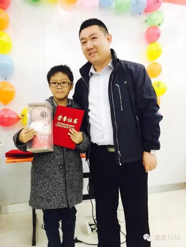 我是小小銀行家，來跟行長合個影哦