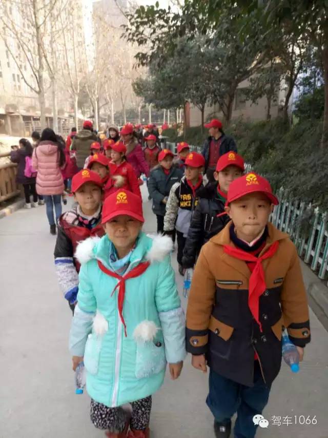 脖子上戴著紅領巾，頭上頂著小紅帽，排著整齊的隊伍——出發(fā)！