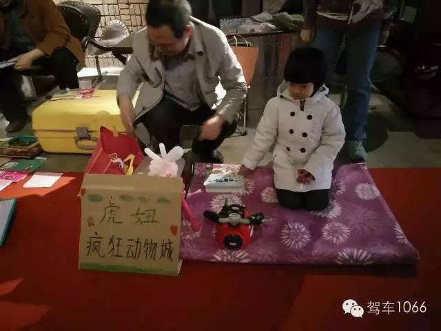 這位小老板的攤位擺的有模有樣的，不過旁邊這位酷爸怎么這么眼熟？