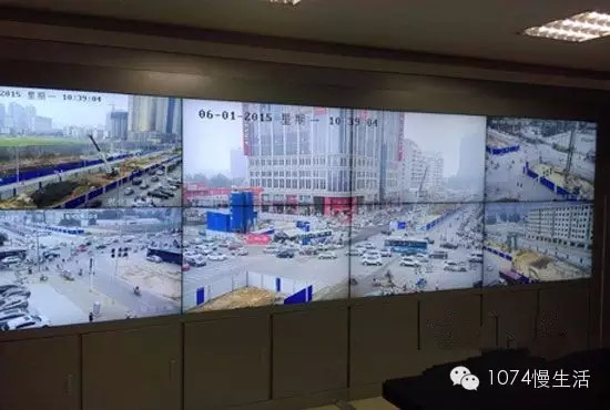 通過監(jiān)控人員操控“電子眼”調(diào)整焦距，可以看到整個工地全景