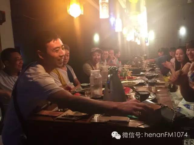 一曲結(jié)束，游戲繼續(xù)……這位大哥說，趕緊扔出去，千萬別是我～