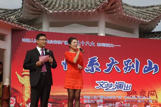 演出現(xiàn)場主持人向老人們表達(dá)節(jié)日的問候。 演出現(xiàn)場主持人向老人們表達(dá)節(jié)日的問候。