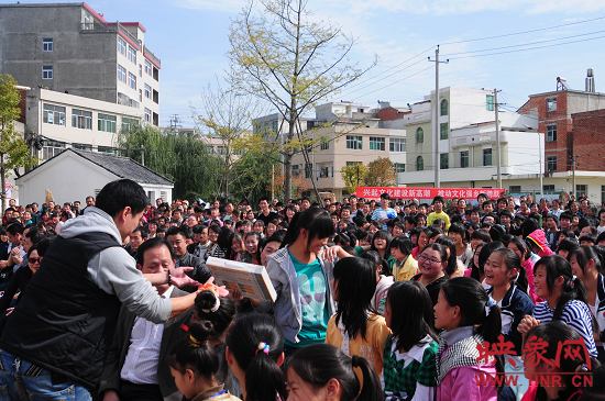 演出現(xiàn)場觀眾積極參與、氣氛熱烈。 演出現(xiàn)場觀眾積極參與、氣氛熱烈。