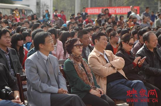 主辦方領(lǐng)導(dǎo)在演出現(xiàn)場 主辦方領(lǐng)導(dǎo)在演出現(xiàn)場