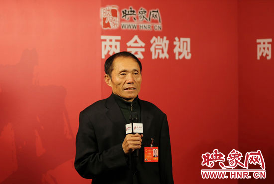 3月4日，全國人大代表、濮陽縣西辛莊村支部書記李連成在映象網(wǎng)全國兩會北京演播室做客《兩會微視》訪談。