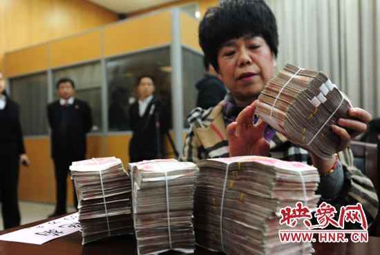 當(dāng)天共發(fā)放執(zhí)行款4110萬(wàn)元。其中，支票4018萬(wàn)元，現(xiàn)金92萬(wàn)元。