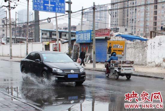 機動車路過，濺起一米多高的水花