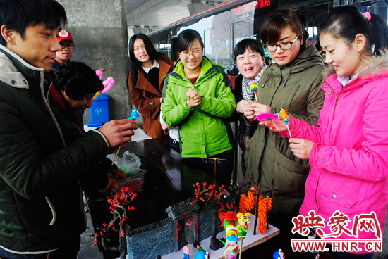 慶祝“三八婦女節(jié)” 鄭州B1路司機(jī)為女車(chē)長(zhǎng)免費(fèi)捏面人