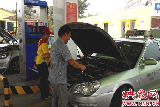 服務(wù)區(qū)設(shè)有四機(jī)八槍加氣設(shè)備，日供氣量4萬(wàn)立方米，可以同時(shí)給8臺(tái)出租車加氣。