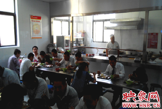 剛到中午，餐廳里就坐滿了加氣之后吃飯的的哥。