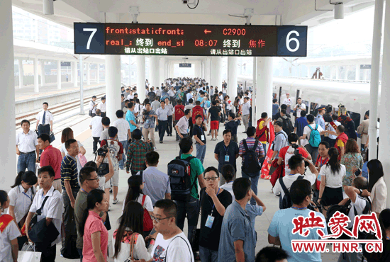 自6月25日鄭焦城際鐵路開通以來，客流量遠遠超出預期。