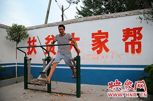 張國敬堅持在村中的文化廣場上做著恢復(fù)性鍛煉。