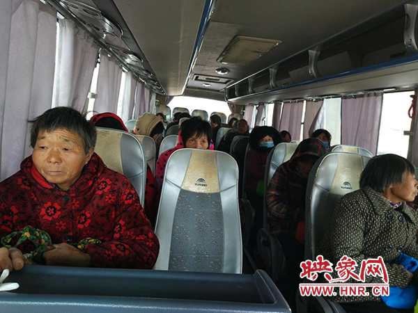 警方調(diào)來車輛，將超載人員轉(zhuǎn)運(yùn)走