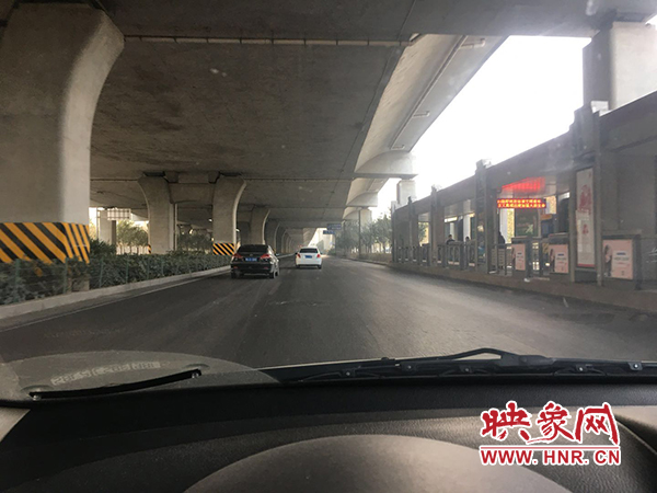 限行首日，三環(huán)橋上橋下，車輛不多，交通狀況良好。