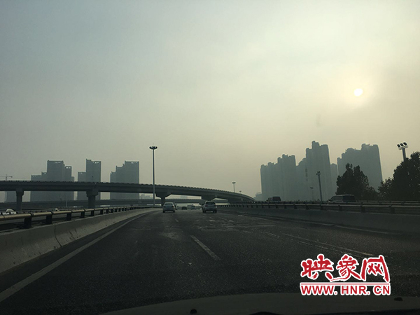 限行首日，三環(huán)橋上橋下，車輛不多，交通狀況良好。