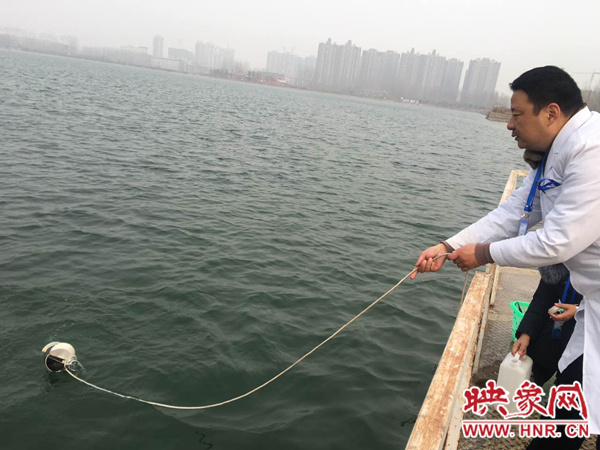 自來水公司工作人員正在檢測水質(zhì)