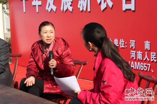 省衛(wèi)生廳副廳長(zhǎng)秦省現(xiàn)場(chǎng)就村民遇到的就醫(yī)問題答疑解惑