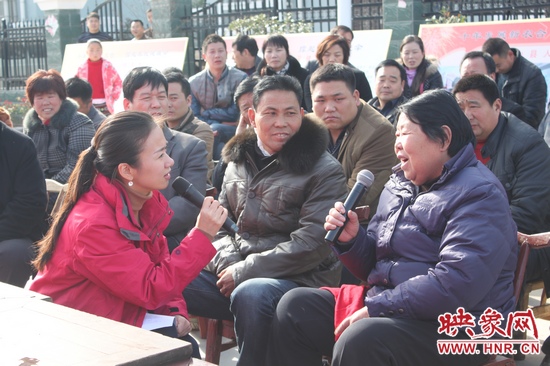 現(xiàn)場(chǎng)，享受過大病救助的村民代表馬華平（右一）開心地介紹起新農(nóng)合給自己帶來的實(shí)惠