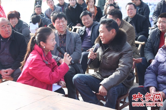 享受過大病救助的腎病透析病人田恩光（右一）介紹說，參加新農(nóng)和后，現(xiàn)在每次透析治療只需要自費(fèi)三塊多
